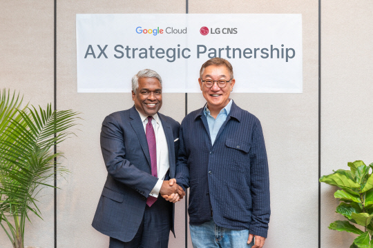 현신균(오른쪽) LG CNS CEO와 토마스 쿠리안 구글클라우드 CEO가 '구글 클라우드 넥스트 25'에서 아태·미주지역 클라우드 기반 AX사업 다각화에 대해 논의하고 기념촬영하고 있다. LG CNS 제공